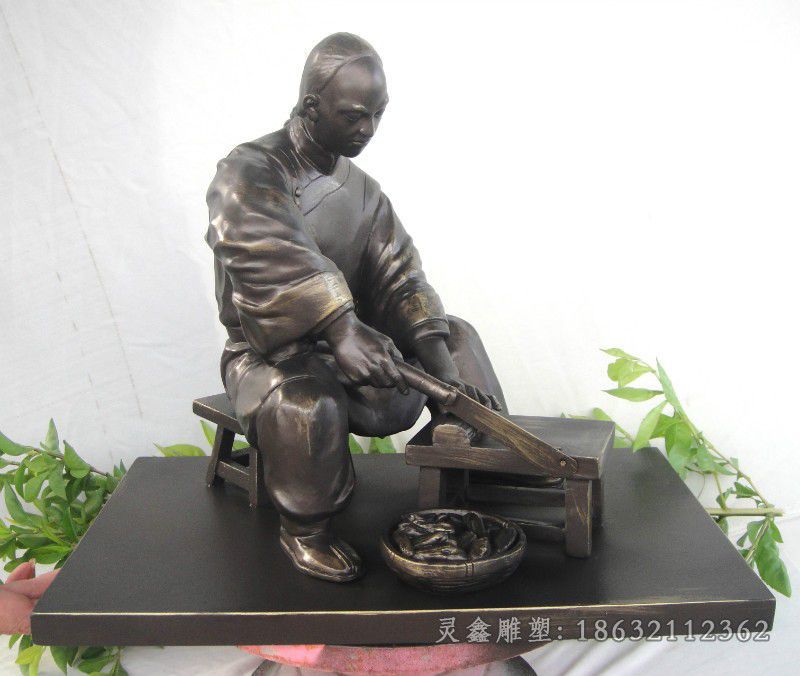 古代切面人物标志铜雕