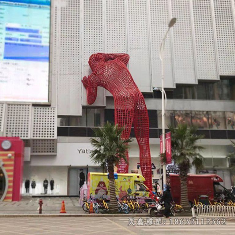 不锈钢镂空人物景观雕塑