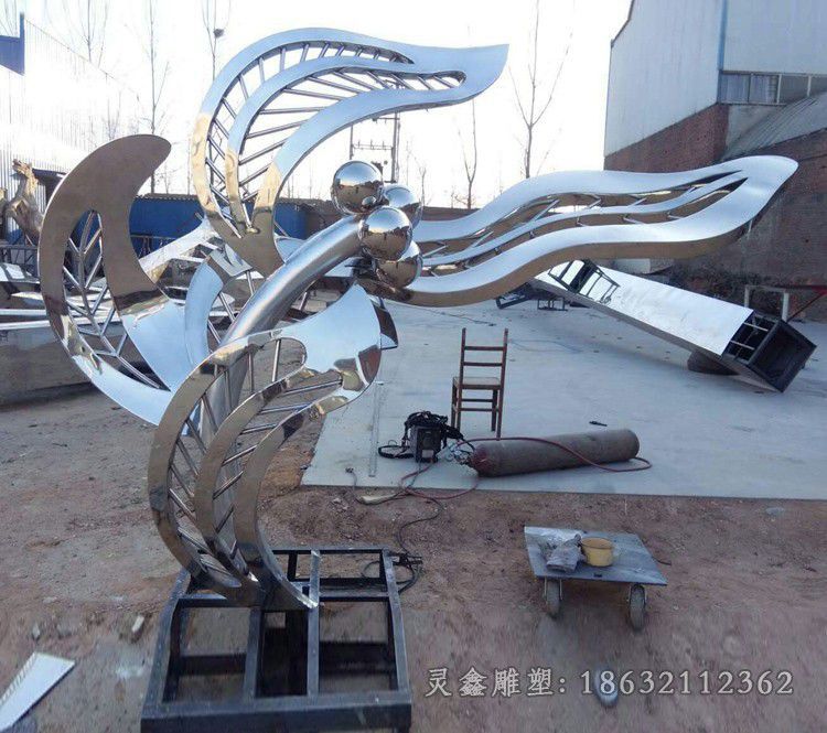 不锈钢镜面树叶公园雕塑