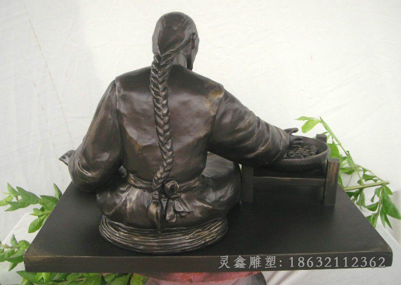 古代人物搓丸子景区铜雕