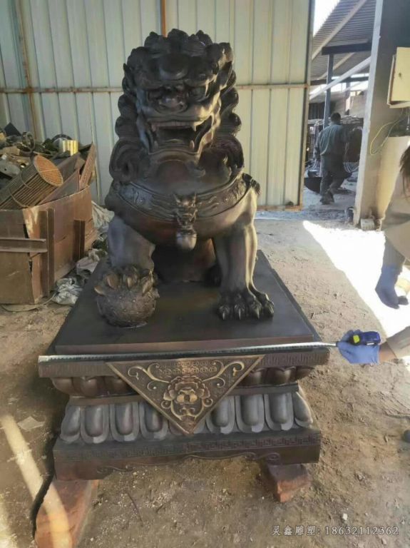 踩球狮子景区标志铜雕