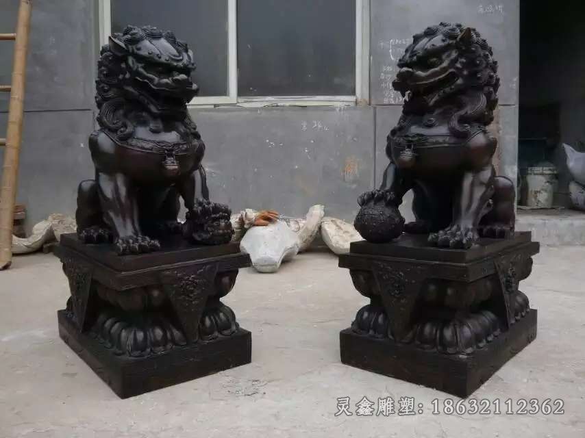 踩球狮子别墅标志铜雕