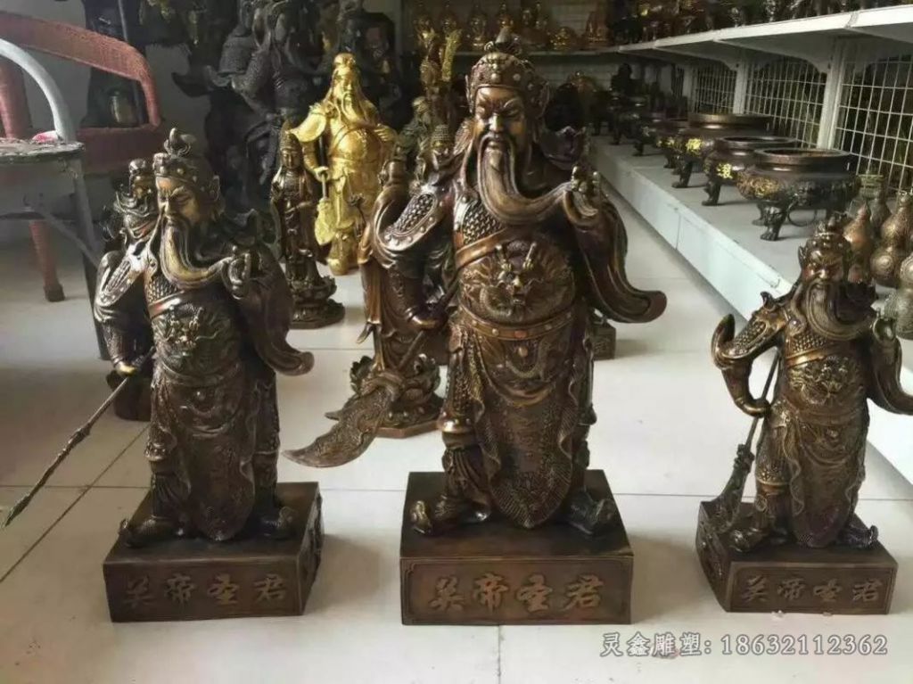 撸胡须关公景区标志铜雕