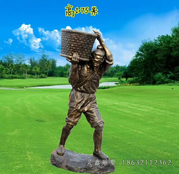 农耕扛东西小区铜雕