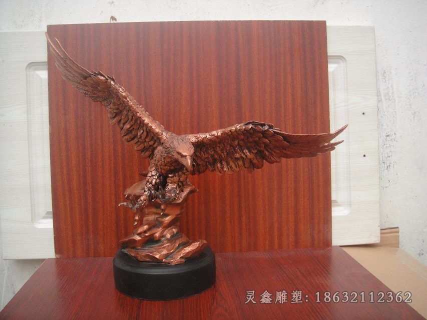 展翅老鹰户外景观铜雕
