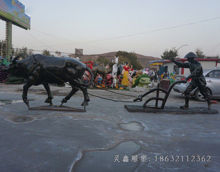 农耕犁地人物广场铜雕