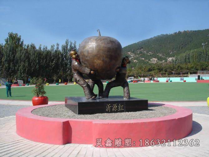 两个儿童抱着苹果铜雕