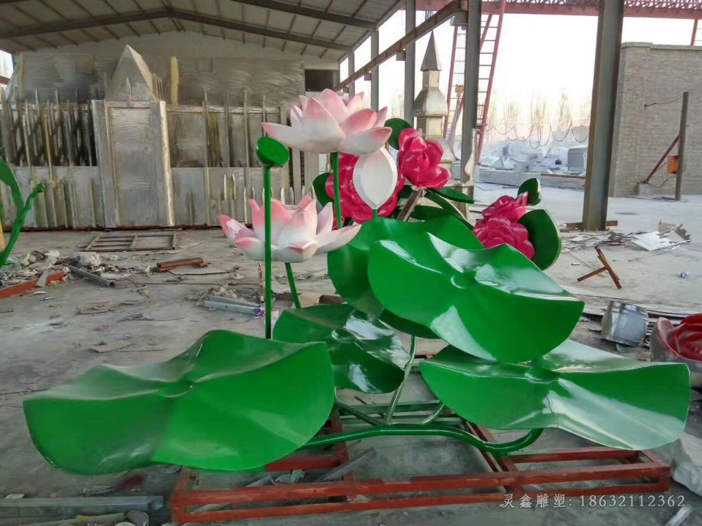 彩绘不锈钢荷花庭院雕塑