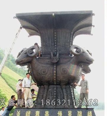 四羊方尊小区标志铜雕