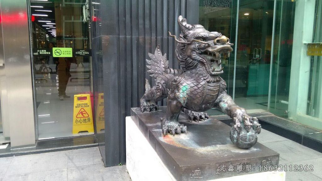 踩球麒麟街边景观铜雕