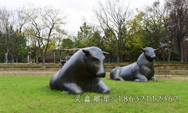卧姿牛动物抽象铜雕