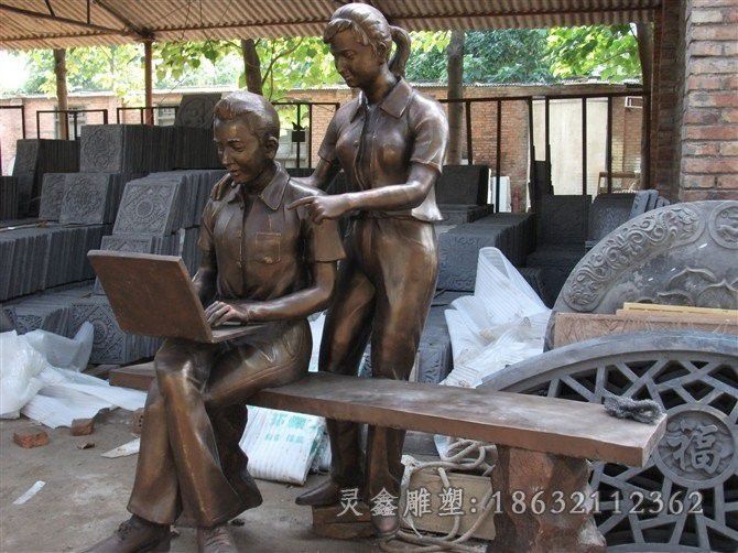 青年玩电脑街边景观铜雕