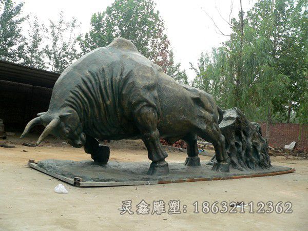农耕耕地牛景区铜雕