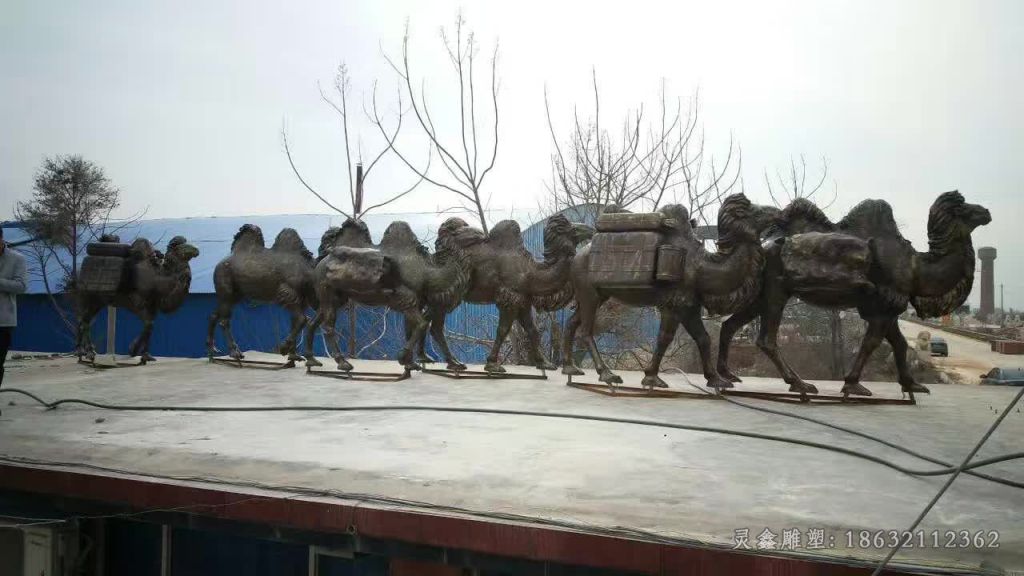 沙漠骆驼小区动物铜雕
