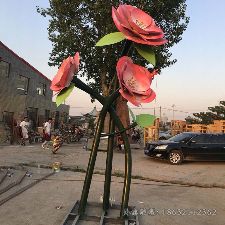 彩绘不锈钢花朵别墅雕塑