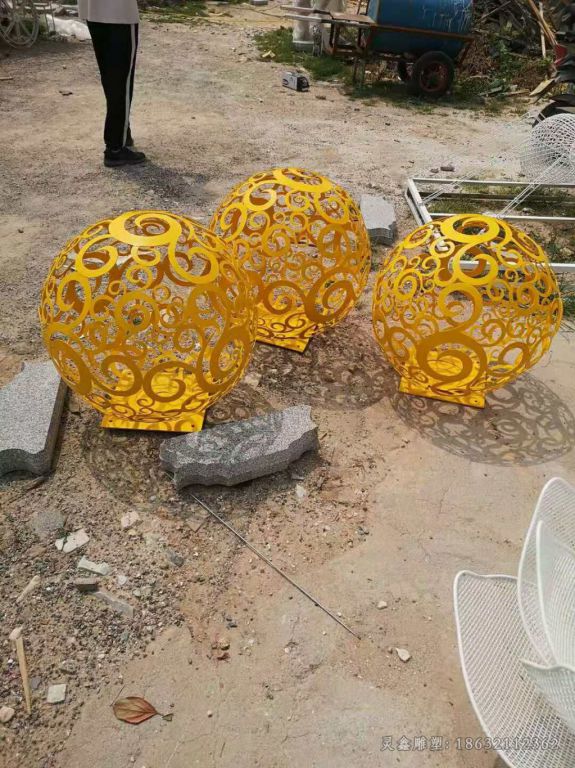 金色不锈钢镂空球雕塑